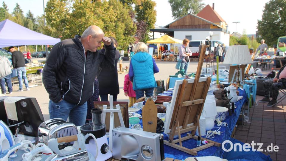 Auch den Flohmarktständen wurde gerne ein Besuch abgestattet. Bild: frd