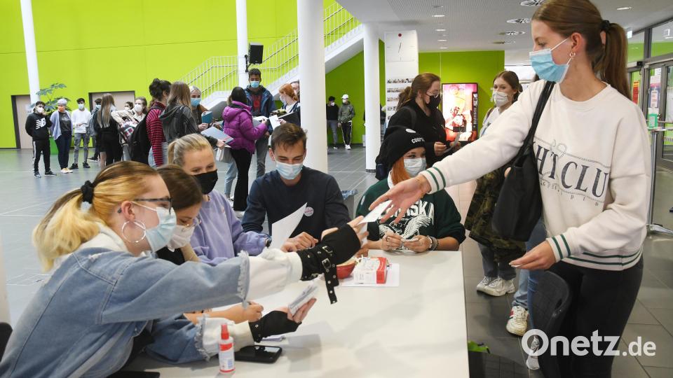 Zahlreich beteiligten sich die Schüler an der Jugendwahl 2021 auch in der FOS/BOS Weiden. Bild: Gabi Schönberger