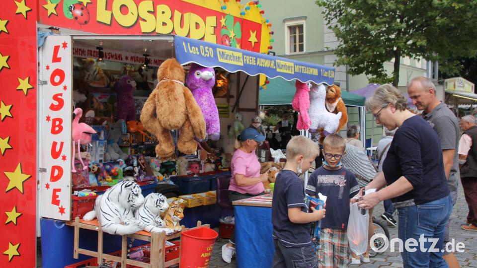 Mancher versuchte sein Glück an der Losbude. Bild: frd