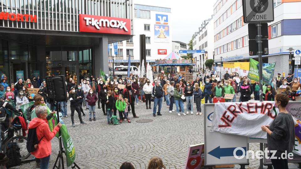 Rund 100 Demonstranten nahmen an der Aktion in der Weidener Fußgängerzone teil. Bild: Gabi Schönberger