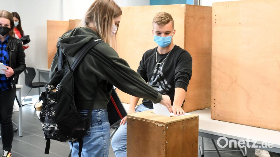 Eine Schülerin wirft ihren Wahlzettel in die Wahlurne. Bild: Gabi Schönberger