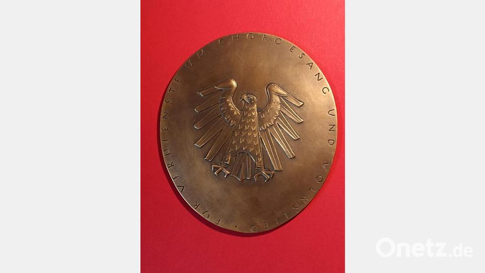 Die Rückseite der Zelter-Plakette ist mit dem Bundesadler versehen. Bild: twg
