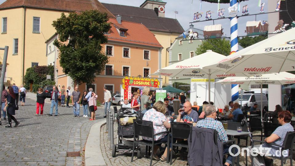 Gerne legten die Besucher am Marktplatz eine Pause ein. Bild: frd