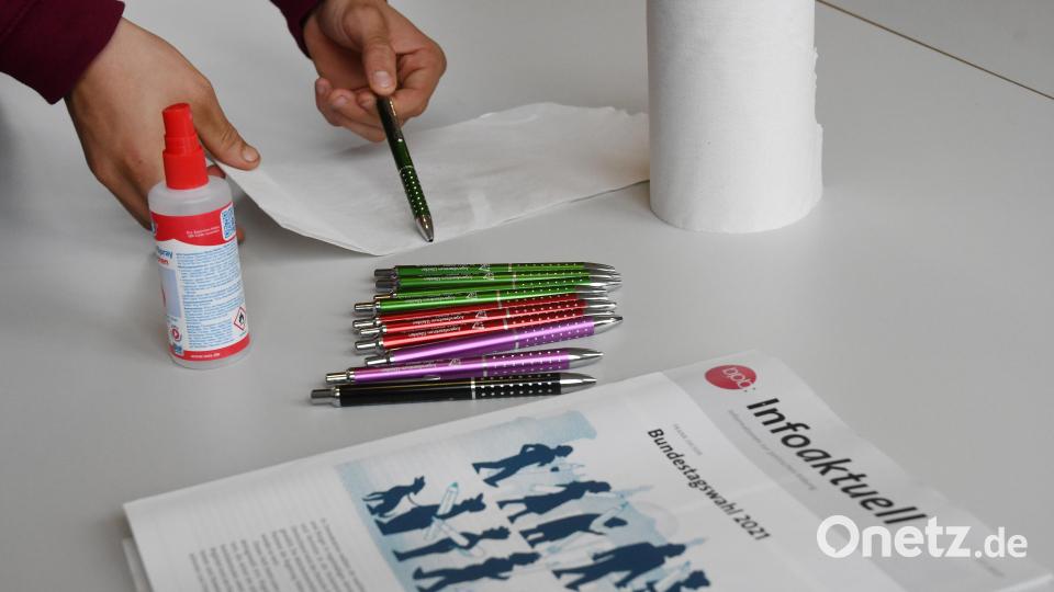 Die Weidener Jugendwahl 2021 fand unter den aktuellen Hygienebestimmungen statt. Dazu gehörte auch das Desinfizieren der Stifte nach jedem Gebrauch. Bild: Gabi Schönberger