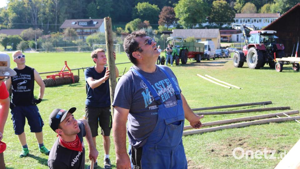 Unter der Leitung von Dritten Bürgermeister Richard Leißner stellten die Eschenfeldener den Kirwabaum auf. Bild: lei