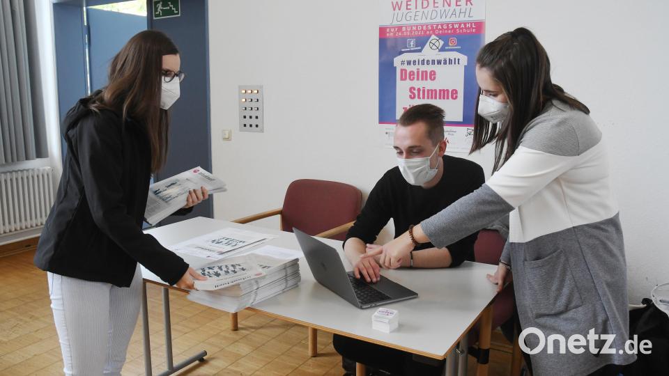 Ein kurzer Check, wie die Wahlbeteiligung an der Weidener Jugendwahl 2021 aussieht mit (von links) Theresa Weidhas (Arbeit und Leben in Bayern), Wahlvorsteher Konstantin Franz und Johanna Grillenbeck (JuZ Weiden). Bild: Gabi Schönberger
