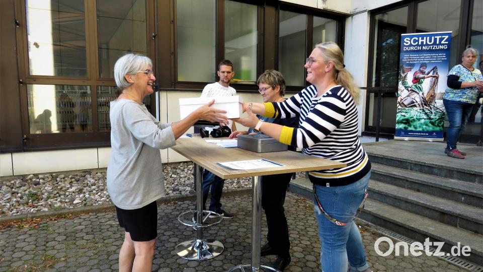 Die Fischbox-Abnehmer freuten sich sehr auf ihr leckeres Essen, das ihnen da fertig serviert wurde. Bild: ubb