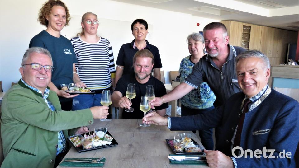 Diesmal wurde nicht mit Bier, sondern mit Wein zum Fisch auf die Erlebniswochen angestoßen. Bürgermeister Toni Dutz und Landrat Roland Grillmeier (vorne von links) lobten die Idee zur Erlebnis-Fisch-Box sehr. Carolin Beer, Stefanie Maierhöfer, Manuela Bächer, Elfriede Stock und Markus Schultes (hinten von links) wünschten guten Appetit. Bild: ubb
