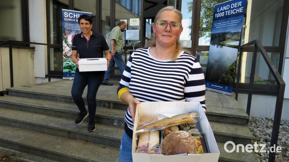 Stefanie Maierhöfer öffnet fürs Foto kurz eine der Erlebnis-Fisch-Boxen. Der Inhalt war vom Lachsröllchen über Räucherfisch bis hin zum Landkreisbrot vielversprechend. Bild: ubb