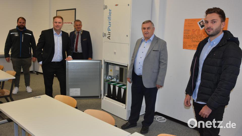 Für das Stiftland-Gymnasium gibt es 58 Luftreinigungsgeräte. Bei der Übergabe dabei waren (von links) Projektleiter Johannes Härtl, Niederlassungsleiter Rainer Sandner, Landrat Roland Grillmeier, Schulleiter Albert Bauer und stellvertretender Kreiskämmerer Christian Philipp. Bild: jr