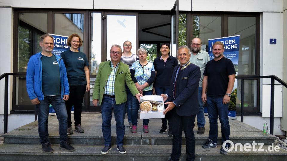 Auch Bürgermeister Toni Dutz und Landrat Roland Grillmeier (vorne) holten sich ihre Fischboxen ab. Das freute Arge-Vorsitzenden Thomas Beer mit Frau Carolin, Stefanie Maierhöfer, Elfriede Stock, Manuela Bächer, Wolfgang Stock und André Putzlocher (von links). Bild: ubb