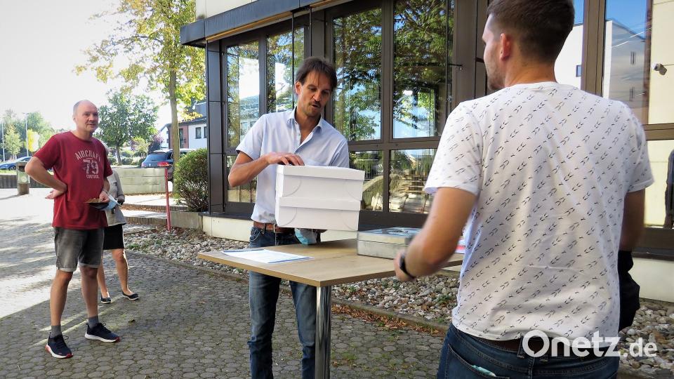 Fabian Polster (rechts) von der Abteilung Tourismus am Landratsamt kümmerte sich ums Organisatorische und den Verkauf. Bild: ubb