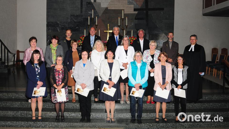Die zweite Gruppe bei der Goldenen Konfirmation. Bild: Foto Neuber