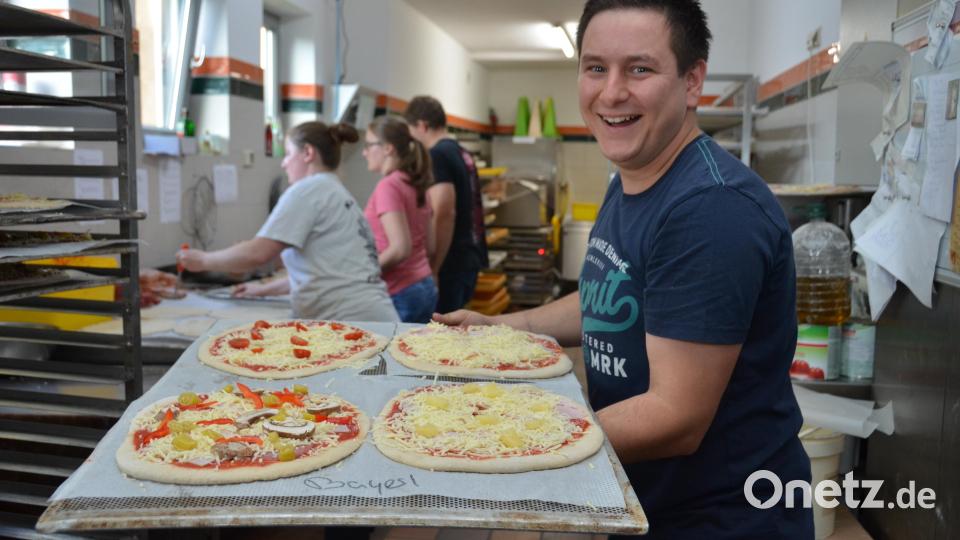 Alle packen voller Freude und Zuversicht in der Backstube mit an. Bild: doj