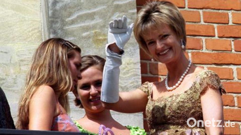 Gloria Fürstin von Thurn und Taxis winkt den Festspielgästen zu, als sie und ihre Töchter Elisabeth (M) und Maria-Theresia (l) auf dem Balkon des Festspielhaus in Bayreuth stehen. Bild: Claus Felix/dpa