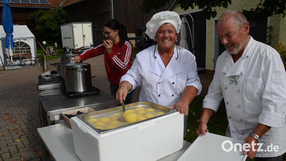 Es ist angerichtet. Im Hof der Zoigl-Lounge ist die Essensausgabe bereit. Bild: doj