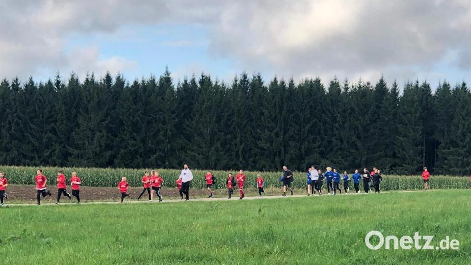 Rot und Blau war in den Tännesberger Fluren bei der RAN-Aktion unterwegs und nicht zu übersehen. Insgesamt wurden über 4000 Kilometer von den Teilnehmern für den guten Zweck zurückgelegt. Bild: doj