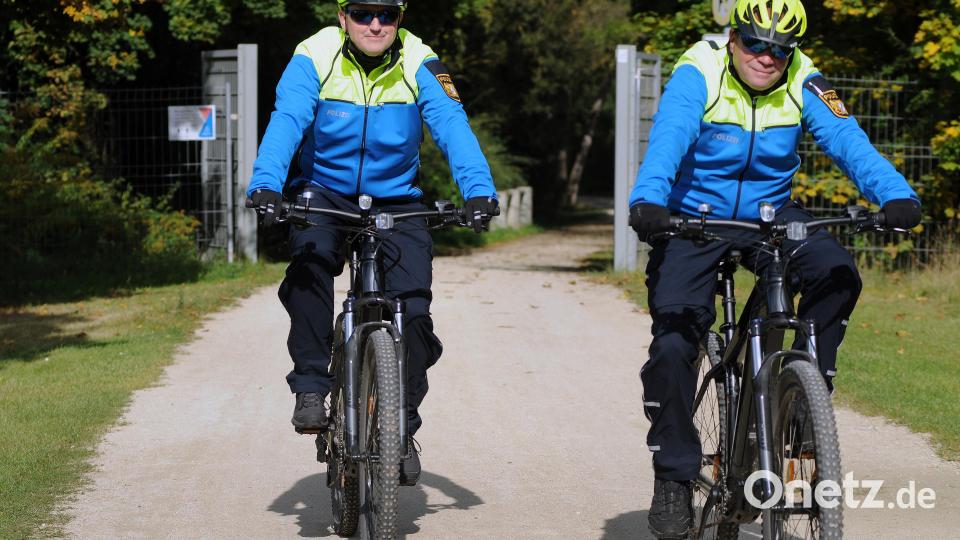 So sehen sie aus, die Fahrrad-Polizisten, die künftig mit ihren Pedelecs auf Streife gehen. Bild: Stephan Huber