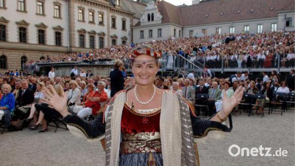 Gloria Fürstin von Thurn und Taxis steht 2006 im Hof des Schlosses Emmeram in Regensburg. Bild: Armin Weigel/dpa
