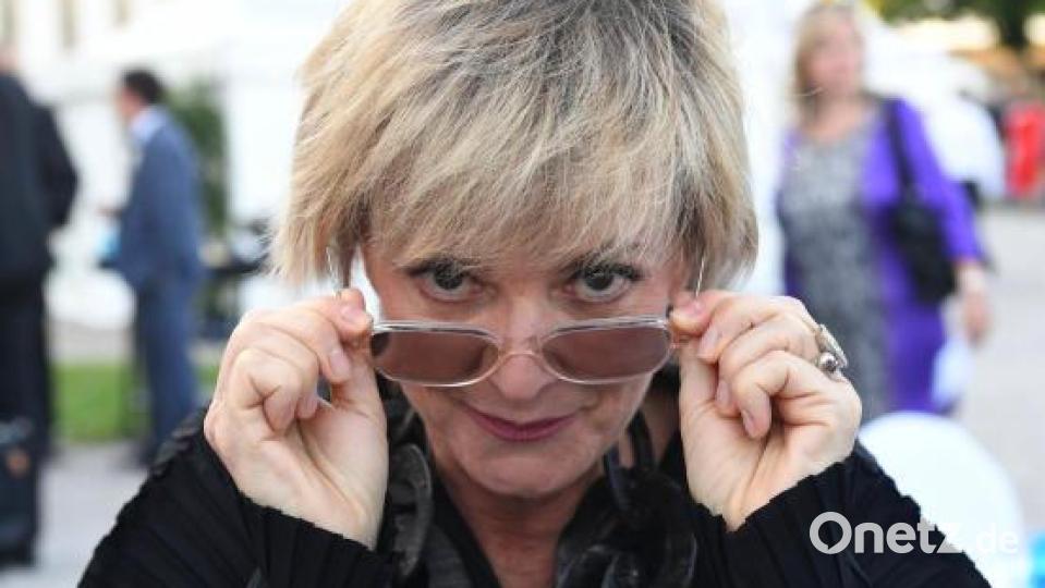 Gloria Fürstin von Thurn und Taxis schaut im vergangenen Jahr beim Sommerempfang des Bayerischen Landtags im Garten von Schloss Schleißheim bei München über ihre Brille. Bild: Felix Hörhager/dpa