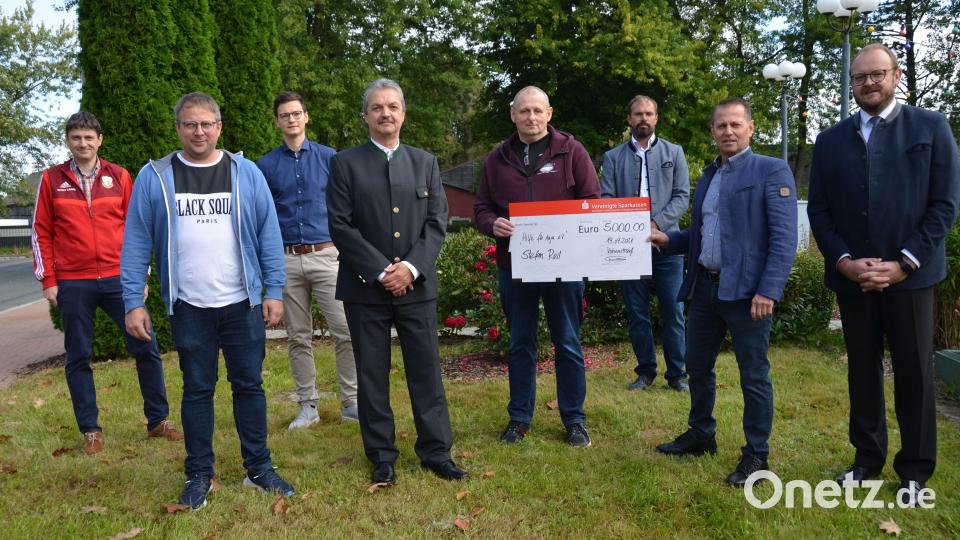 Im Beisein von Stefan Reils Papa Wolfgang (Zweiter von links) übergeben die Schirmherren Landrat Andreas Meier (rechts) und Bürgermeister Andreas Wutzlhofer (Vierter von links) mit Sparkassenvorstand Gerhard Hösl (Zweiter von rechts) zum Startschuss der Typisierungsaktion einen Scheck in Höhe von 5000 Euro. Florian Piehler vom Serviceclub Rotaract Weiden (Dritter von links) bringt 500 Euro mit. Bild: doj