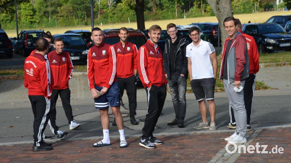 SpVgg-Kicker wollen ebenfalls helfen und kommen zum Typisieren vorbei. In der Gruppe geht es leichter. Bild: doj