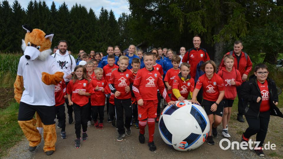 Für ihren Freund auf den Weg machten sich die Fußballer der Spielgemeinschaft Vohenstrauß und Altenstadt zusammen mit dem Fußballfuchs. Jeder Kilometer brachte Geld. Bild: doj