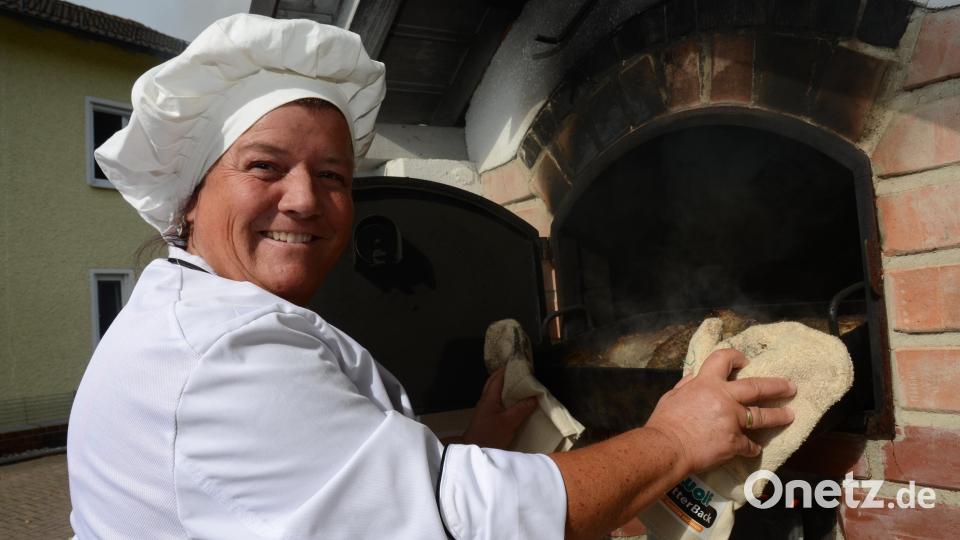 Birgit Baier zieht das Fleisch für den Zoiglbraten aus dem heißen Backrohr, 300 Portionen mit 600 Knödel werden zur Mittagszeit an Hungrige abgegeben. Bild: doj