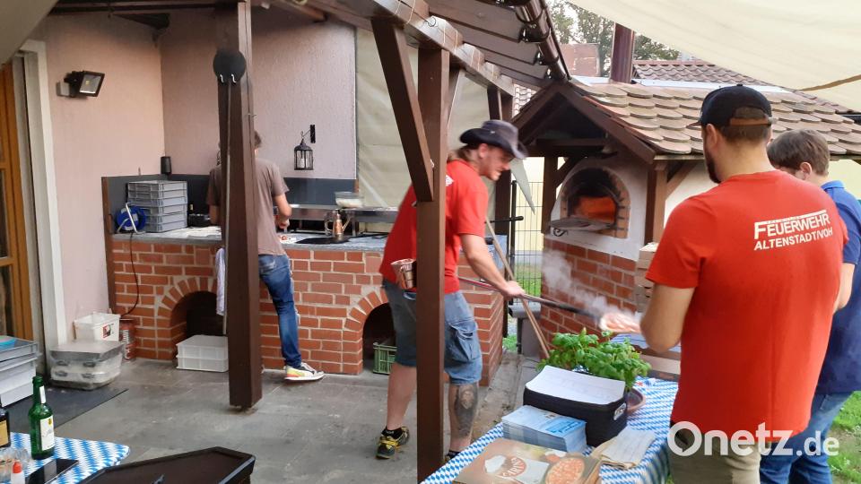 Eine Woche vor der Typisierungsaktion in der Stadthalle lief bereits die erste Pizzaverkaufsaktion in Altenstadt von FFW und SV. Bild: exb/SV Altenstadt