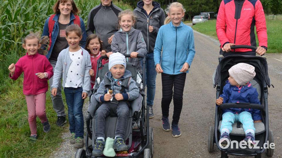 Mütter schieben ihre Kleinen durch die Gegend. Größere Kinder laufen beim RAN-Lauf nebenher. Luisa (rechts) und Simon (links) haben jedenfalls ihre Freude im Buggy. Bild: doj