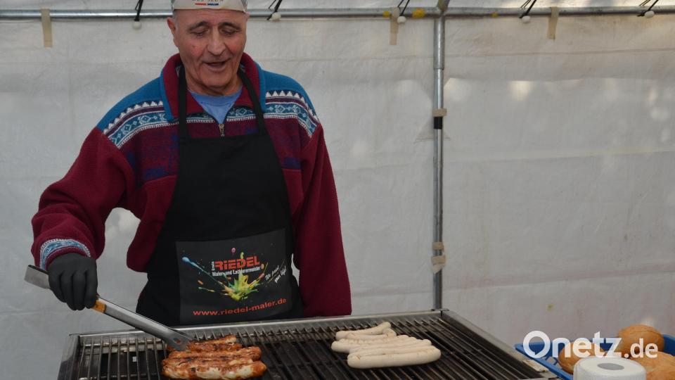 SpVgg-Vorsitzender Thomas Groß steht höchstpersönlich am Grillrost. Bild: doj