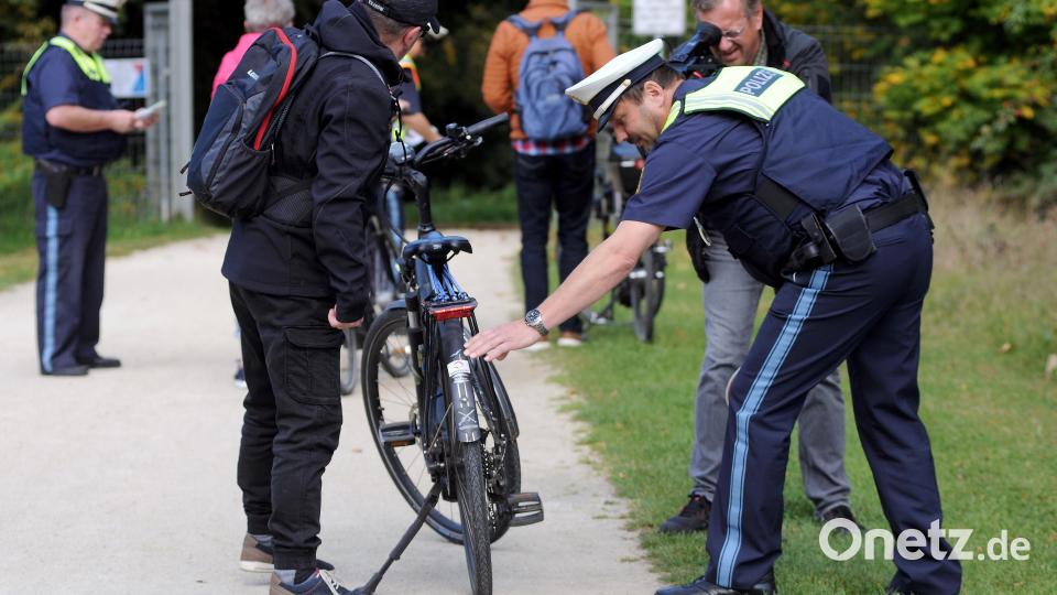 Halt Polizeikontrolle, heißt es derzeit im Stadtgebiet von Amberg und Sulzbach-Rosenberg für die Radfahrer. Zum Glück sind die meisten der Drahtesel aber völlig in Ordnung. Bild: Stephan Huber