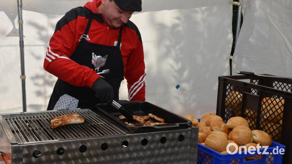 Überall brutzelt es. Die Bratwürste wurden ebenfalls gespendet und werden gegen eine freiwillige Spende an Hungrige abgegeben. Bild: doj
