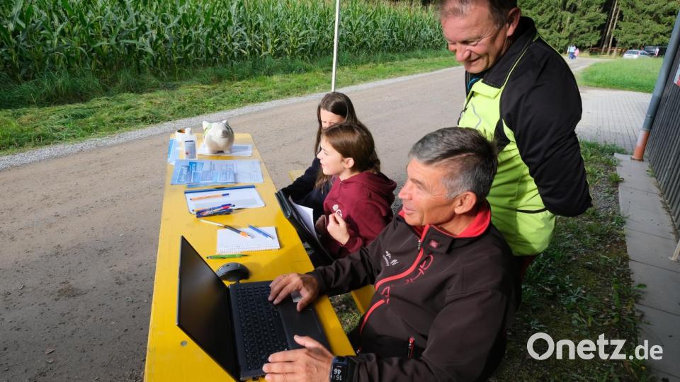 RAN-Vorsitzender Bernhard Walter (vorne, sitzend) hat mit seinen Helfern alles fest im Blick. Bild: dexb/RAN