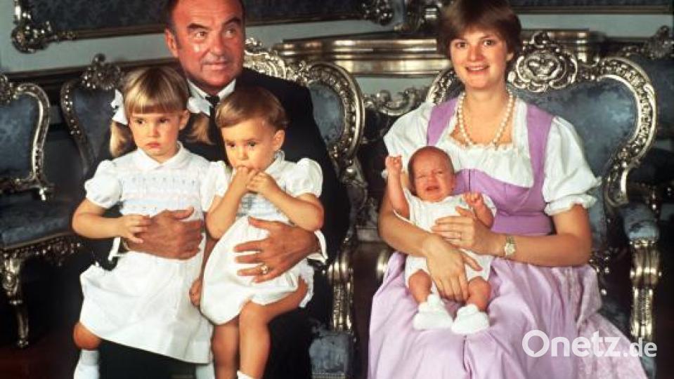 Gloria Fürstin von Thurn und Taxis mit ihrem Mann, Johannes Fürst von Thurn und Taxis, und den drei Kindern (l-r) Maria Theresia, Elisabeth und Albert, im Juni 1983. Bild: Horst Ossinger/dpa