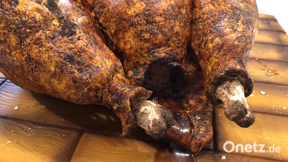 Vom knusprigen Hendl tropft leckere Soße. Alles aus Schokolade, Zuckermasser und geschmolzenen Cola-Gummibärchen. Bild: eik
