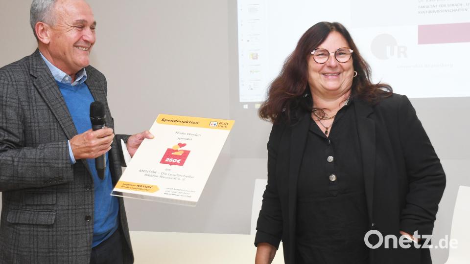 Buchhändlerin Alexandra Stangl übergab an den Verein einen Scheck in Höhe von 250 Euro. Bild: Gabi Schönberger