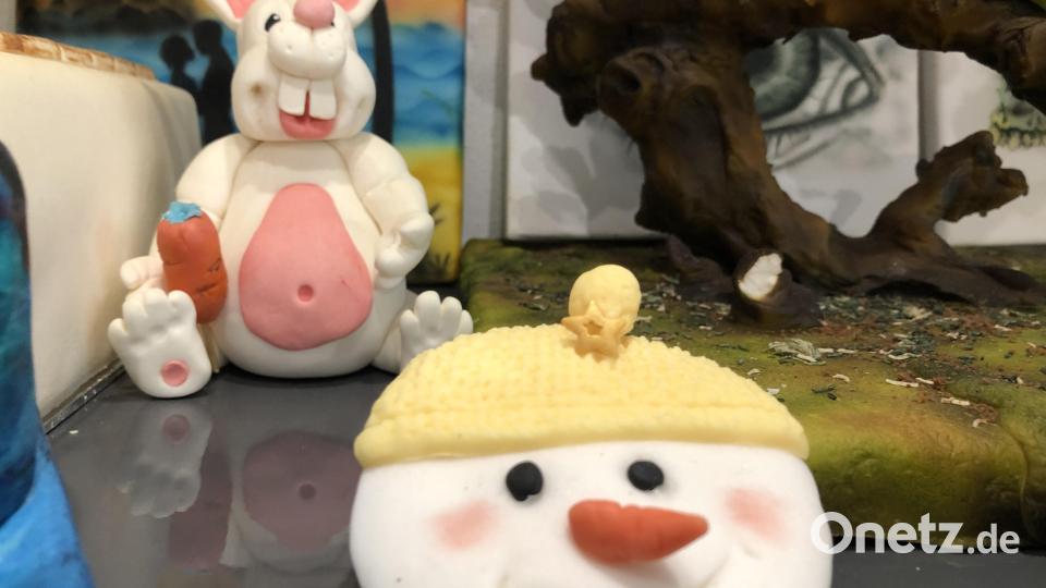 Kleinigkeiten wie den Hasen kann man natürlich auch modellieren. Oder einen Keks mit Rollfondant verzieren. Bild: eik