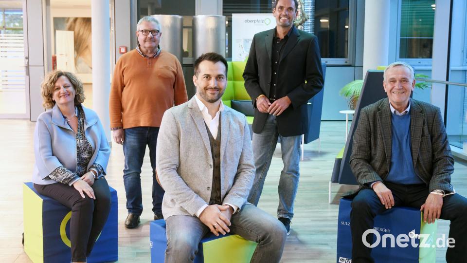 Margit Walter, Dr. Knut Thielsen, Dr. Johannes Wild und Kurt Seggewiß (von links) nahmen an der Diskussionsrunde teil, die von Harald Rippl (Zweiter von rechts) moderiert wurde. Bild: Gabi Schönberger