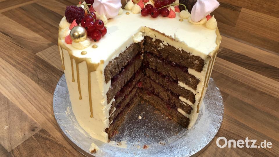 Ein Traum – außen weiß, innen schokobraun: Der Schokoladen-Bockbier-Kuchen von Sebastian Kronseder. Bild: eik