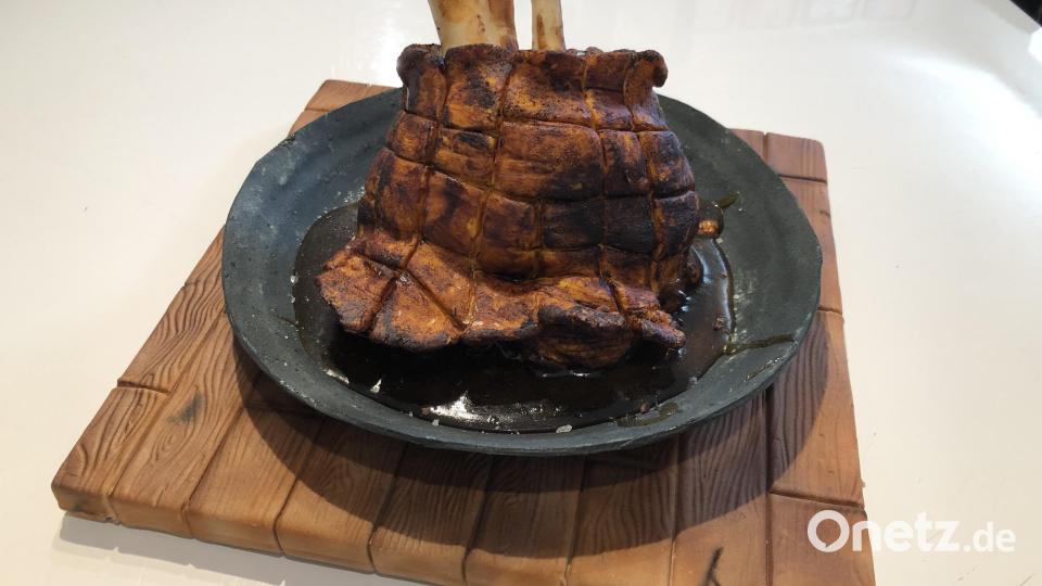 Foodart à la Sebastian Kronseder: Diese Schweinhaxe ist aus Schokolade und Zuckermasse (Fondant), Pfanne und Holzbrett sind auch aus Zucker geformt, die Bratensoße besteht aus geschmolzenen Gummibärchen. Bild: eik