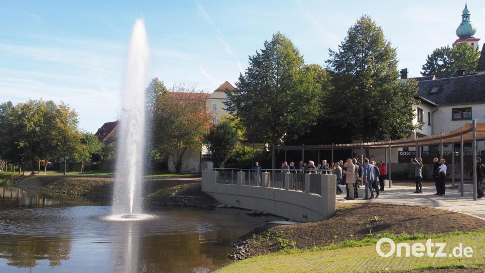 Die Wasserfontäne ist eine weitere Attraktion im Mühlbachpark. Die Fontäne wird in den Abendstunden beleuchtet. Bild: ws