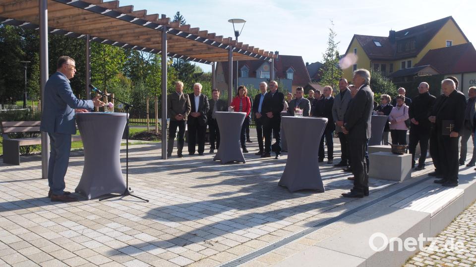 Zusammen mit vielen Gästen durfte Bürgermeister Franz Stahl am Freitag die offizielle Eröffnung des Mühlbachparks vornehmen. Bild: ws