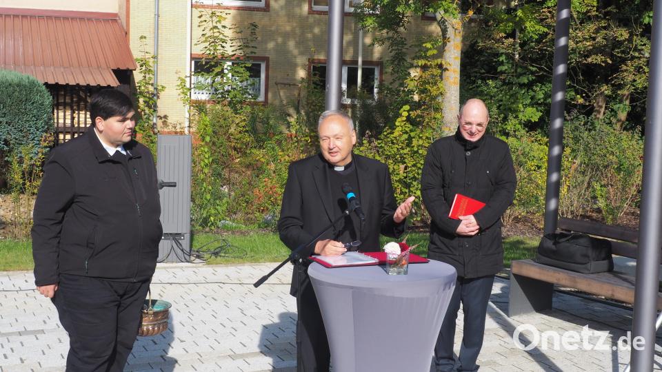 Den kirchlichen Segen erteilten (von links) Kaplan Ramon Rodriguez, Stadtpfarrer Georg Flierl und Diakon Fritz Lieb. Bild: ws
