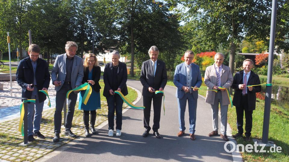 Bei der Eröffnung des Mühlbachparks durfte der offizielle Akt nicht fehlen. Das gelb-grüne Band hätte aber nichts mit Koalitions-Spekulationen zu tun, musste Bürgermeister Franz Stahl (Dritter von rechts) aufklären. Vielmehr seien dies die Stadtfarben. Unter den Gästen waren auch der Oberpfälzer Regierungspräsident Axel Bartelt (Vierter von rechts) sowie (von rechts) Landtagsabgeordneter Tobias Reiß und Landrat Roland Grillmeier. Bild: ws