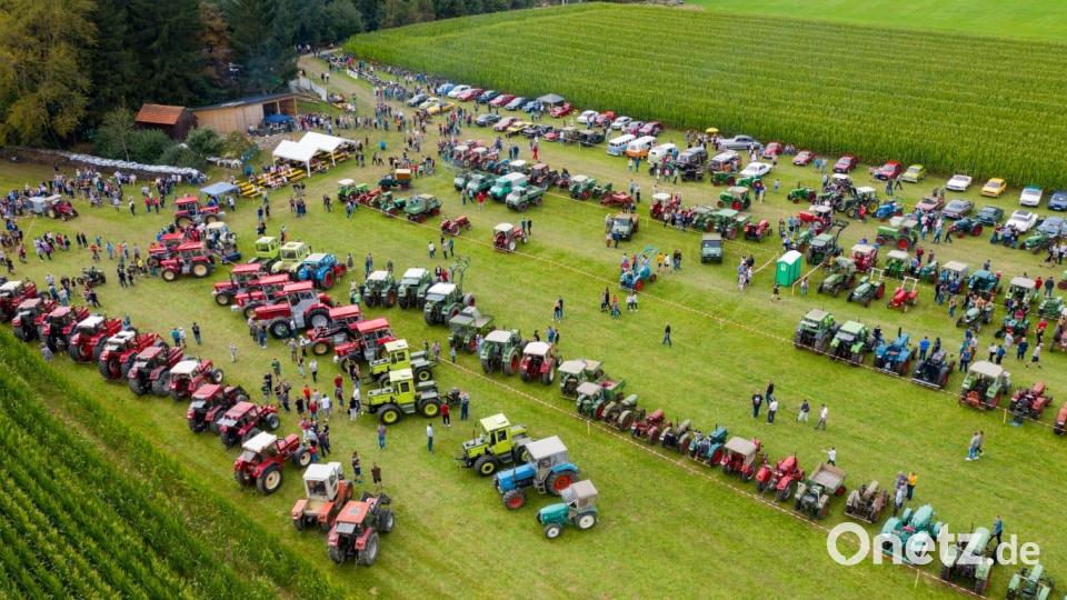 Mit einem derartigen Ansturm beim ersten Oldtimer-Treffen hatten selbst die Initiatoren nicht gerechnet, 350 Fahrzeuge und ungefähr 1000 Besucher strömten am Sonntag nach Tännesberg. Bild: Lukas Kappl