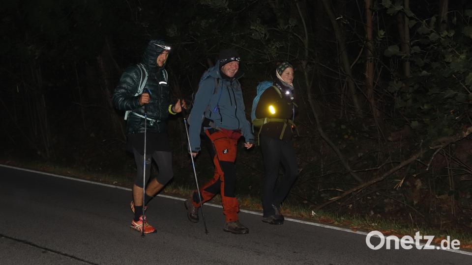 Beim Nachtmarsch kann man trotz anziehender Temperaturen gute Laune haben. Bild: mfh