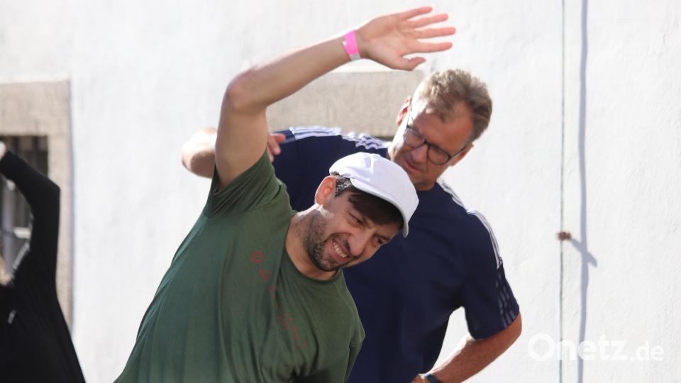 Ein paar Aufwärmübungen noch vor dem Start sollen Verspannungen vermeiden. Bild: mfh