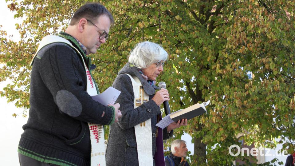 Pfarrerin Ulrike Häberlein und Pfarrer Herbert Mader schickten die Teilnehmer mit Gottes Segen auf den Weg. Bild: mfh