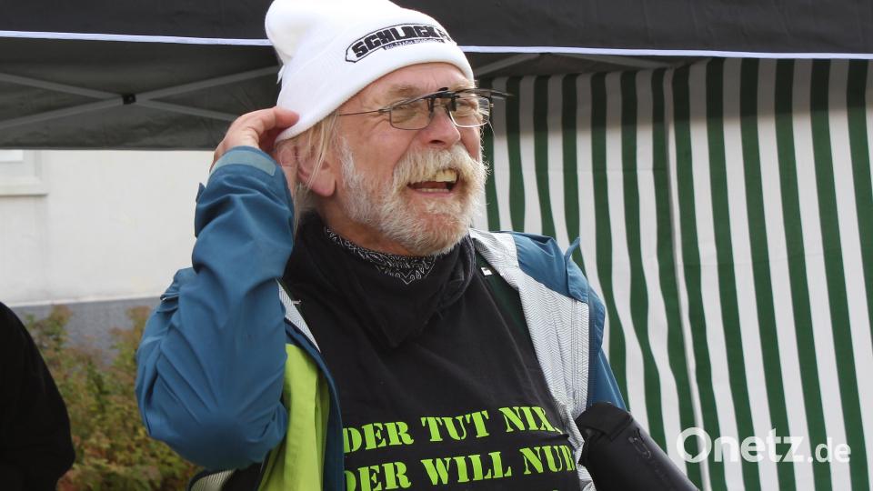 Der 70-jährige Waldemar Böttcher wünscht sich für den nächsten Schlackenmarsch ein Zieleinlauf-Bier. Soll er haben! Bild: mfh